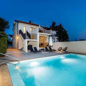 https://mari-house.primorje-gorskikotar.com